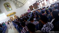 Seperti biasa aktivitas akhir pekan ditutup dengan beribadah di gereja karena 96 persen warga Miangas merupakan penganut kristen.