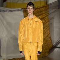 Gaya berjalan Leon pun membuat penonton yang kebanyakan adalah para fashionista termasuk bos Vogue Anna Wintour yang dikenal berekspresi datar.  Foto: Instagram @leondame