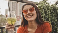 Ellen menyita perhatian publik karena meski suasana demo panas dan ramai, ia tak segan untuk tetap semangat menyampaikan aspirasi.  Foto: Instagram @ellenlivi