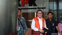 Sukiman sebelumnya menjalani pemeriksaan sebagai tersangka terkait penerimaan suap sebesar Rp 2,65 miliar dan USD 22 ribu agar membantu meloloskan alokasi dana perimbangan sebesar Rp 49,9 miliar di APBN-P 2017 dan Rp 79,9 miliar di APBN 2018 unutk Kabupaten Pegunungan Arfak, Papua Barat.