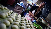 Tak hanya itu, di Miangas ada juga lho penjual dan pembuat kue.