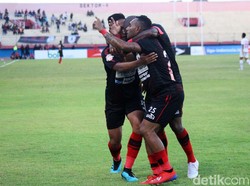 Para pemain Persipura merayakan gol mereka.