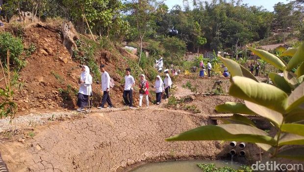 Tak Ikut Demo, Pelajar Bandung Pilih Hijaukan Wetland Cisurupan