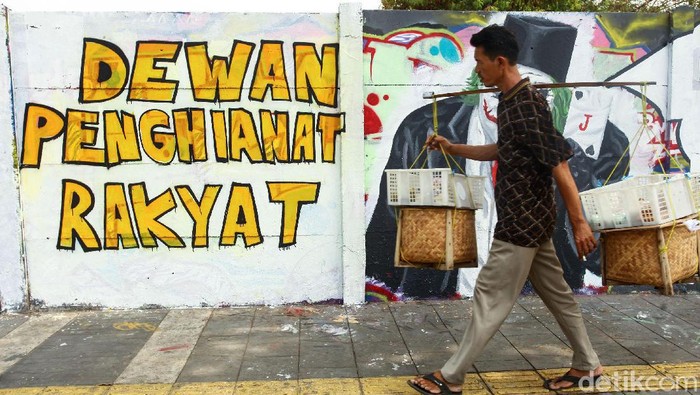 Mural Tolak RKUHP di Rawamangun Ada pemandangan menarik saat melintasi Jalan Pemuda, Rawamangun, Jakarta Timur. Mural menolak RKUHP menghiasi dinding jalan itu.