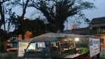 Waduh! Mobil-mobil Ini Terjebak di Dalam Tenda Pecel Lele dan Seafood