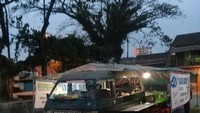 Berbeda dengan mobil-mobil lainnya. Kalau mobil yang satu ini tugasnya memang mejeng di tengah warung pecel lele. Karena sang penjual memutuskan untuk mengganti gerobak jualannya dengan mobil. Foto: Istimewa