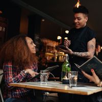 7 Kebiasaan Pengunjung Resto yang Bikin Pelayan Kesal, Kamu Melakukannya?