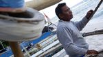 Lewat Perahu Kecil, Kamarahan Sukses Sarjanakan Anak