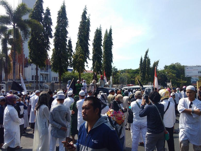 FPI Demo Kecam Polisi Bersepatu Masuk Masjid di Makassar FPI Demo Kecam Polisi Bersepatu Masuk Masjid di Makassar