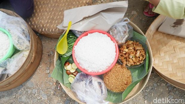 Warga Banjarnegara menggelar Pesta Tenongan untuk mengharap hujan turun.