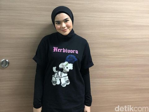 Sivia Azizah: Dari Blink Kini Jadi Hijabers Hypebeast