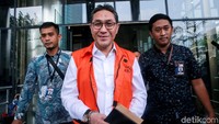 Tersangka Mantan anggota DPR Fraksi PAN, Sukiman, meninggalkan gedung KPK, Jakarta, Jumat (27/9/2019).