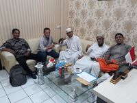 Ustaz Edy Mulyadi (bergamis putih dan berkacamata) 