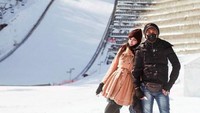 Menikmati salju dengan suaminya saat liburan ke Jepang. (fykaaschaa/Instagram)