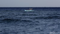 Setelah sampai di titik tujuan, ia akan mulai menebar jaring dan memancing selama dua jam. Pukul enam pagi, tak peduli seberapa banyak tangkapan, ia harus kembali pantai sebelum laut pasang.