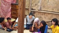 Selain sibuk sebagai mahasiswi, Ellen juga dikenal sebagai bintang iklan, model dan presenter acara. Ini salah satu momennya ketika syuting sebuah acara bedah rumah. Foto: Instagram @ellenlivi