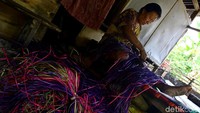 Wanita berusia 60 tahun ini juga mengatakan bahwa kini sisa 3 orang saja termasuk dirinya yang bisa membuat topi dan tikar anyaman.