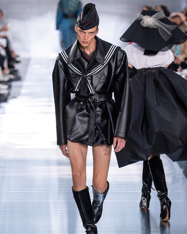 Melenggang di fashion show Maison Margiela Spring 2020, Leon Dame menampilkan cara jalan yang berbeda dari model catwalk kebanyakan. Mengenakan jaket kulit dan boots hitam, ia berjalan dengan langkah besar, tampak agresif, sorot mata provokatif dan moody, nyaris terlihat seperti orang marah. Foto: Instagram @leondame