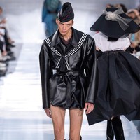 Melenggang di fashion show Maison Margiela Spring 2020, Leon Dame menampilkan cara jalan yang berbeda dari model catwalk kebanyakan. Mengenakan jaket kulit dan boots hitam, ia berjalan dengan langkah besar, tampak agresif, sorot mata provokatif dan moody, nyaris terlihat seperti orang marah. Foto: Instagram @leondame