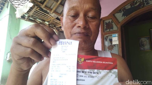 Ratusan Keluarga Penerima Manfaat (KPM) Bantuan Pangan Nontunai (BPNT) di Jombang harus gigit jari. Karena selama beberapa bulan terakhir, pencairan BPNT tersendat. Sehingga mereka tidak dapat membeli sembako di agen e warong.