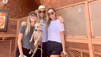 Miley Cyrus menikmati liburan bersama ibu dan saudarinya. Dok. Instagram/mileycyrus