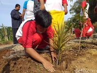 Tak Ikut Demo, Pelajar Bandung Pilih Hijaukan Wetland Cisurupan