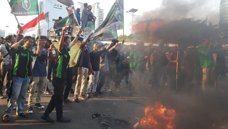 Dicegah Polisi Demo ke DPR, Massa HMI Bakar-bakar Ban di Flyover Slipi Dicegah Polisi Demo ke DPR, Massa HMI Bakar-bakar Ban di Flyover Slipi