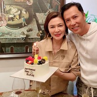 Namun, di pesta ulang tahunnya yang ke-57 yang dirayakan pada Senin (23/9/2019), Rosamund terlihat tampak lelah dan senyum yang agak layu. Seperti dilansir Asia One, penampilan Rosamund mendorong para pengguna Weibo untuk berspekulasi tentang apakah ia pergi ke bawah pisau bedah atau ia terlalu banyak botox, dan menyesalkan hilangnya kecantikannya. Foto: Instagram