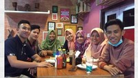 Ini momen ngobrol santai Presma Universitas Gadjah Mada (UGM0 atau yang akrab dipanggil Fathur. Sambil ngobrol santai di sebuah kedai makan, ia pun tak lupa untuk mengabadikan momennya. Foto: Instagram @fathuurr_