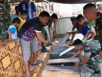Penutupan makam oleh warga dan TNI (Bonauli/detikcom)