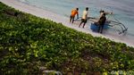 Lewat Perahu Kecil, Kamarahan Sukses Sarjanakan Anak