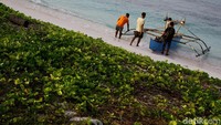 Jadi nelayan memang tidak mudah. apalagi jika cuaca di laut sedang buruk. Pamboatnya hanya akan tersandar di pesisir pantai dan tak ada ikan yang bisa dibawa pulang.