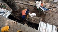 Petugas terus mengebut proses pengerjaan.