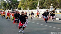 Ini prosesi sebelum dijamas, pusaka diarak dari pojok alun-alun barat menuju tempat jamasan dan diiringi oleh para pengawal yang berpakaian ala prajurit Keraton serta tarian Cin Po Ling (Rinto Heksantoro/detikcom)
