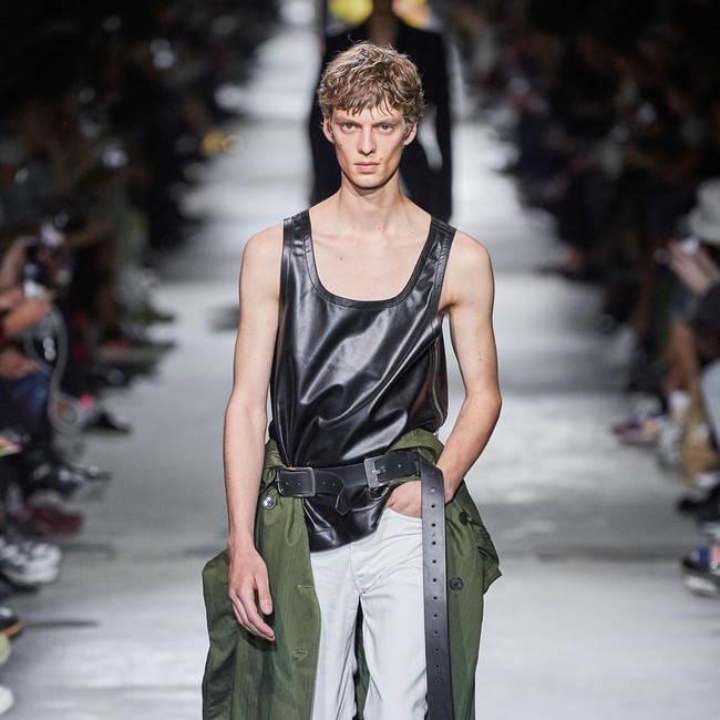 Leon yang merupakan model favorit John Galliano, creativer director Margiela, dipilih sebagai penutup fashion show. Gayanya yang seperti orang marah pun ternyata bukan karena Leon kesal tapi sengaja diciptakan. Foto: Instagram @leondame