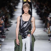 Leon yang merupakan model favorit John Galliano, creativer director Margiela, dipilih sebagai penutup fashion show. Gayanya yang seperti orang marah pun ternyata bukan karena Leon kesal tapi sengaja diciptakan. Foto: Instagram @leondame