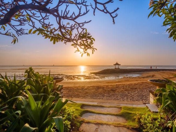 Wisatawan yang ingin mencari ketenangan dan melepaskan lelah bisa datang ke pantai Sanur. Memiliki pasir putih dengan ombak laut yang sangat tenang di sini juga menjadi tempat yang indah untuk melihat sunset. (iStock) Wisatawan yang ingin mencari ketenangan dan melepaskan lelah bisa datang ke pantai Sanur. Memiliki pasir putih dengan ombak laut yang sangat tenang di sini juga menjadi tempat yang indah untuk melihat sunset. (iStock)