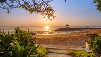 Wisatawan yang ingin mencari ketenangan dan melepaskan lelah bisa datang ke pantai Sanur. Memiliki pasir putih dengan ombak laut yang sangat tenang di sini juga menjadi tempat yang indah untuk melihat sunset. (iStock) 