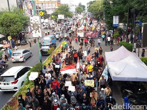 Tutup Jalanan, Pelajar-Mahasiswa Se-Banten Demo Tolak RUU Bermasalah