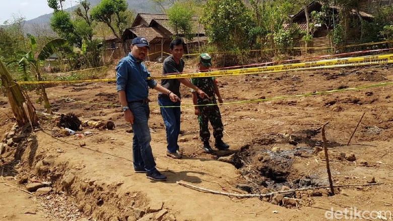 Api Keluar dari Tanah Diduga Limbah Jamu Terbakar, DLH Ambil Sampel Api Keluar dari Tanah Diduga Limbah Jamu Terbakar, DLH Ambil Sampel