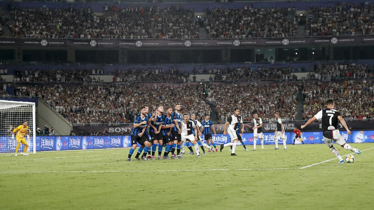Eksekusi tendangan bebas Cristiano Ronaldo di Juventus buruk. (Foto: Fred Lee/Getty Images)