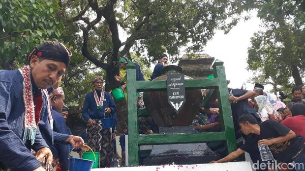 Tradisi Nguras Enceh di Imogiri, Bantul. 