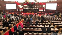 Zulkifli membuka rapat pukul 09.10 WIB. Saat dibuka, kursi kosong memang masih banyak terlihat di ruang sidang paripurna MPR. Ia lalu meminta izin untuk menskors sidang paripurna selama 30 menit.