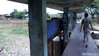 Aliran sungai yang nantinya bermuara ke Sungai Citarum ini biasa digunakan warga untuk mengairi lahan pesawahan.