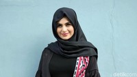 Meski sudah membantah kabar buka hijab, Asha sepertinya masih jadi sorotan netizen. Pool/Noel/detikFoto.