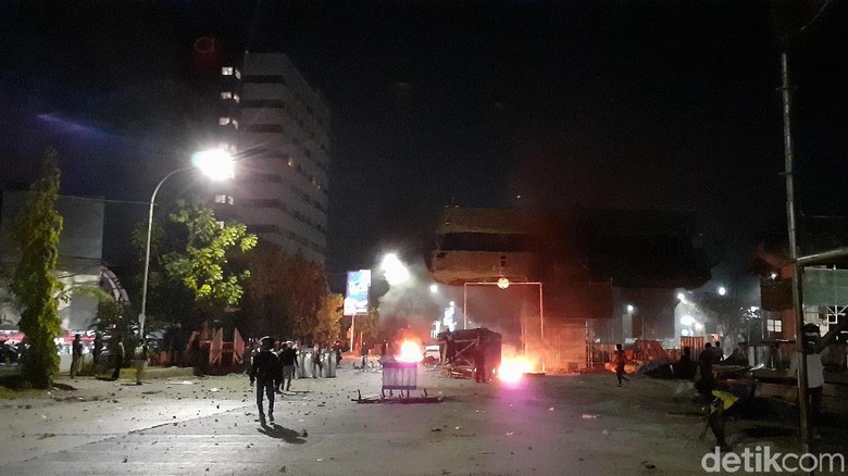 Demo di Makassar Masih Ricuh, 1 Orang Terlindas Kendaraan Taktis Polisi Demo di Makassar Masih Ricuh, 1 Orang Terlindas Kendaraan Taktis Polisi