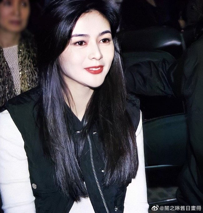 Rosamund Kwan jadi perhatian setelah foto-foto perayaan ulang tahunnya yang ke-57 muncul di media sosial. Postingan yang diunggah oleh teman Rosamund sekaligus istri aktor Donnie Yen, Cissy Wang itu pun dinyinyirin netizen. Foto: Instagram