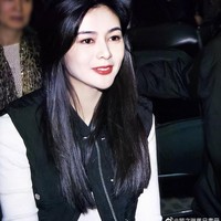 Rosamund Kwan jadi perhatian setelah foto-foto perayaan ulang tahunnya yang ke-57 muncul di media sosial. Postingan yang diunggah oleh teman Rosamund sekaligus istri aktor Donnie Yen, Cissy Wang itu pun dinyinyirin netizen. Foto: Instagram