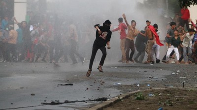 Momen Pendemo dan Polisi Bentrok di Medan