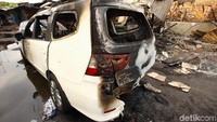 Penampakan sebuah mobil yang hangus terbakar di kawasan Pasar Mobil, Kemayoran.